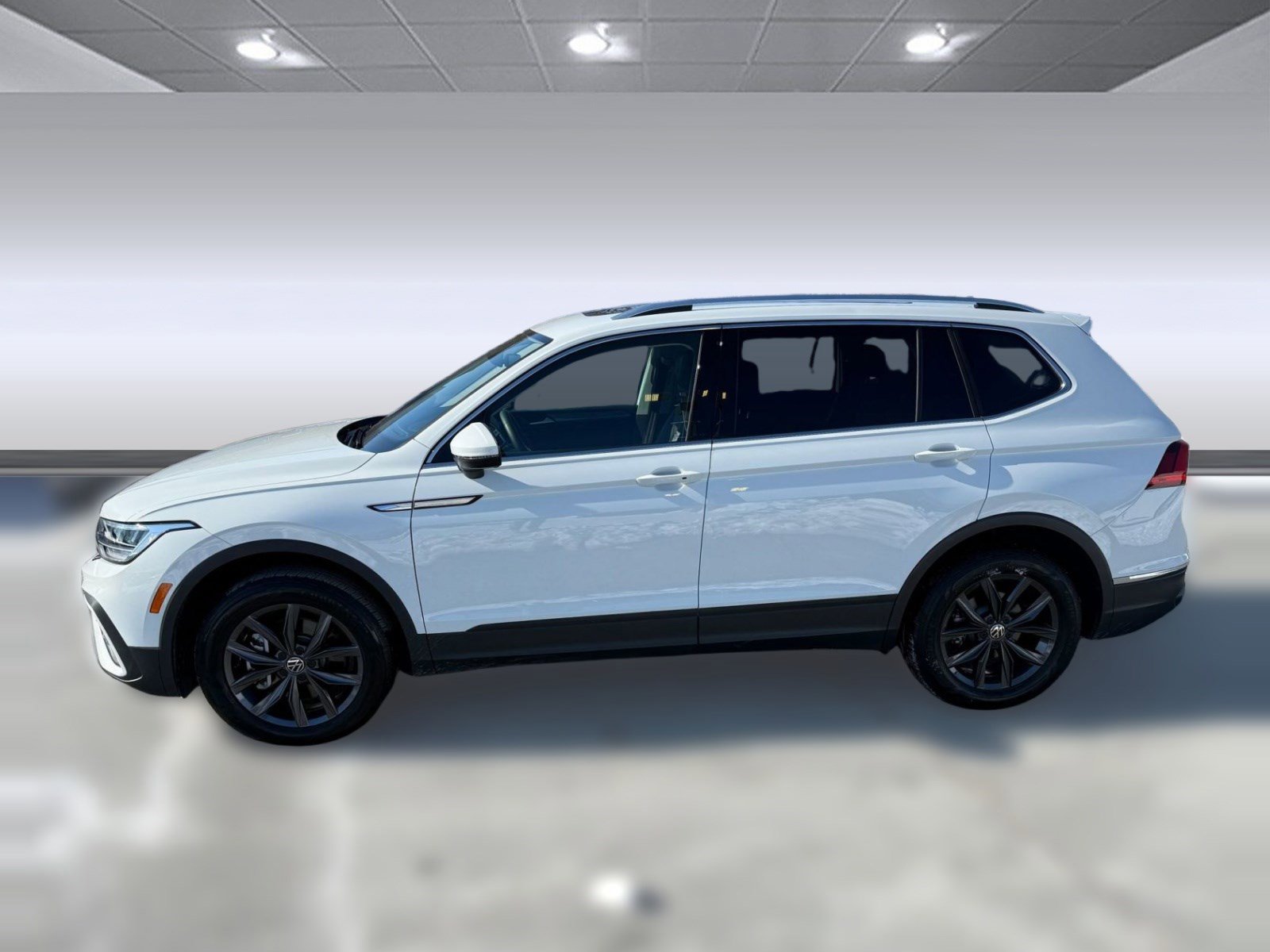 Used 2024 Volkswagen Tiguan SE w/ Panoramic Sunroof Package image 2