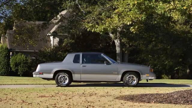 Used 1987 Oldsmobile Cutlass Supreme Salon image 2