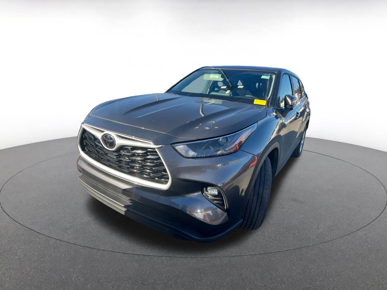 Used 2025 Toyota Highlander LE image 4