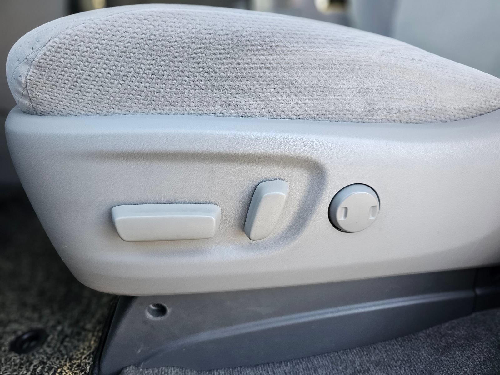 Used 2018 Toyota Sienna LE w/ Carpet Mat Package FWD image 17
