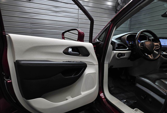 Used 2017 Chrysler Pacifica Touring-L FWD image 37