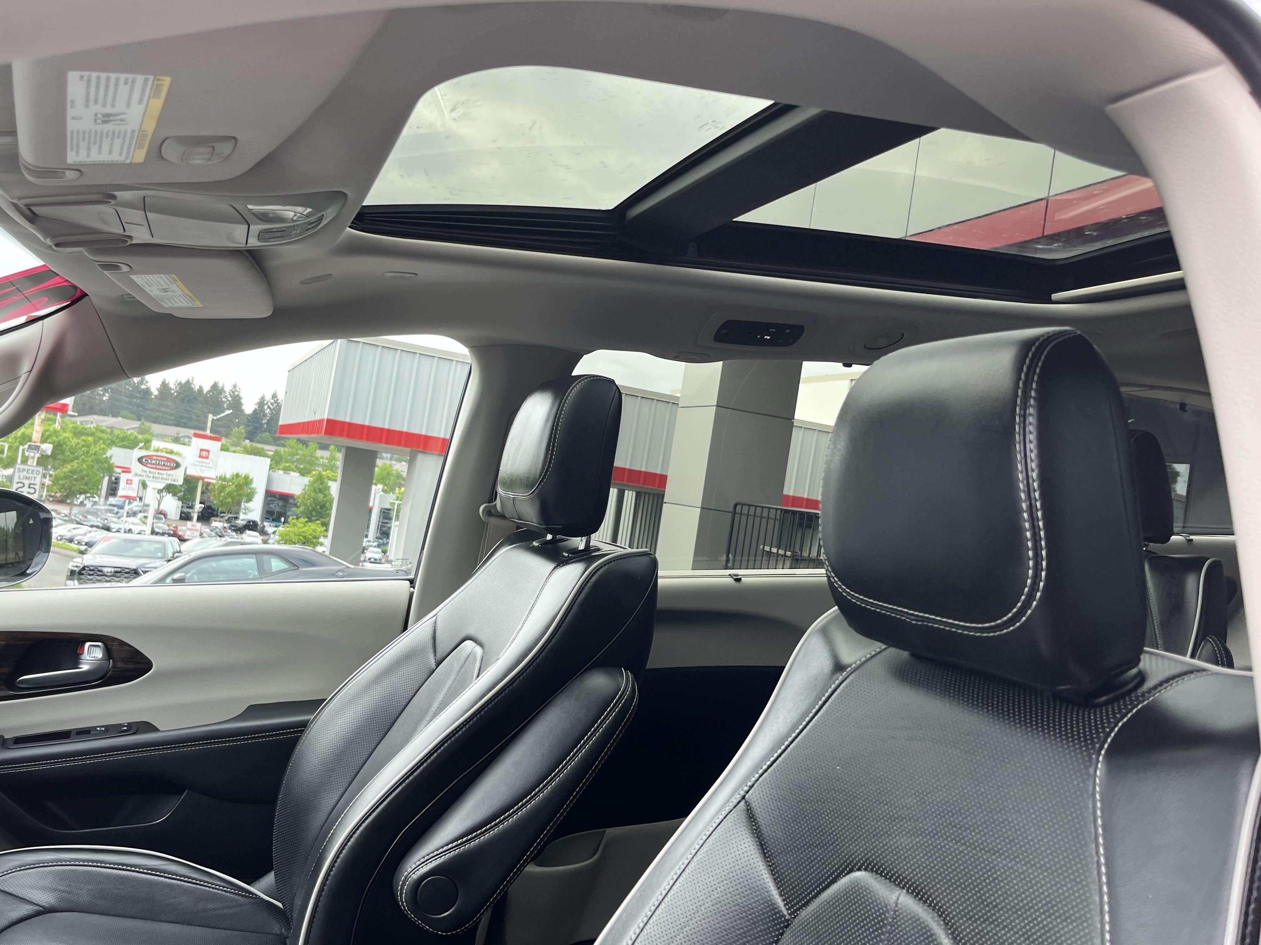 Used 2024 Chrysler Pacifica Limited FWD image 21