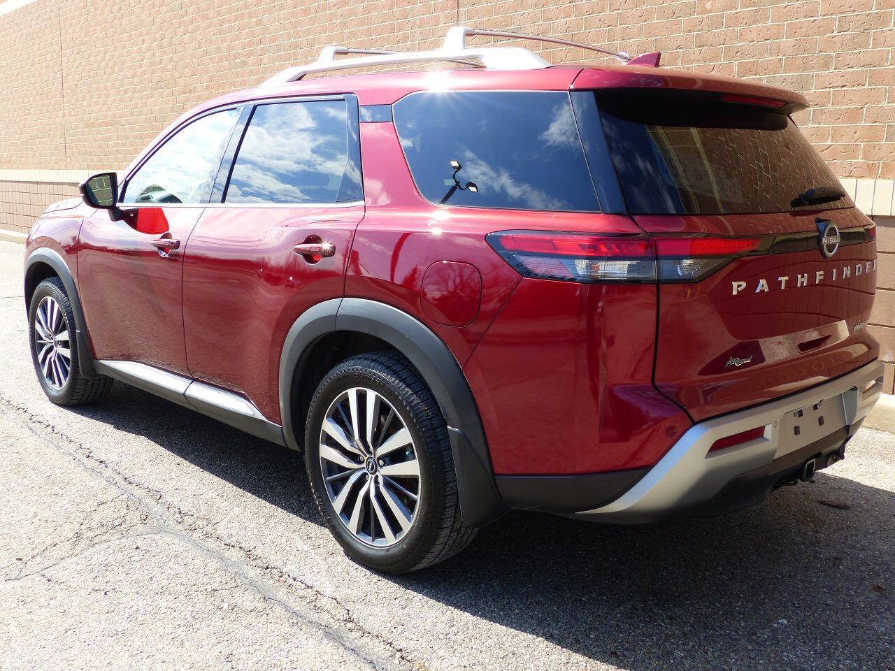 Used 2022 Nissan Pathfinder Platinum w/ Cargo Package FWD image 7