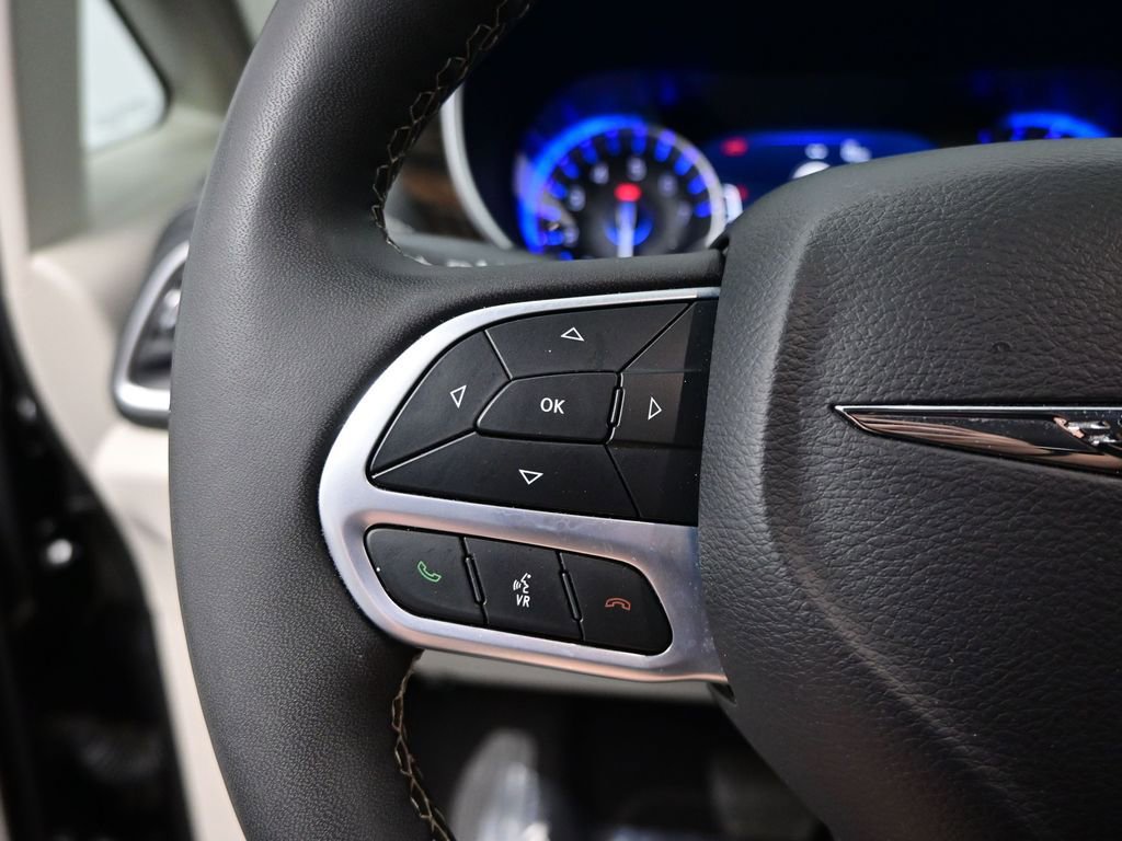 Used 2023 Chrysler Pacifica Limited image 16