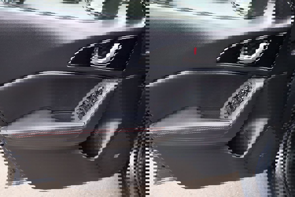 Used 2016 MAZDA MAZDA3 i Grand Touring image 9