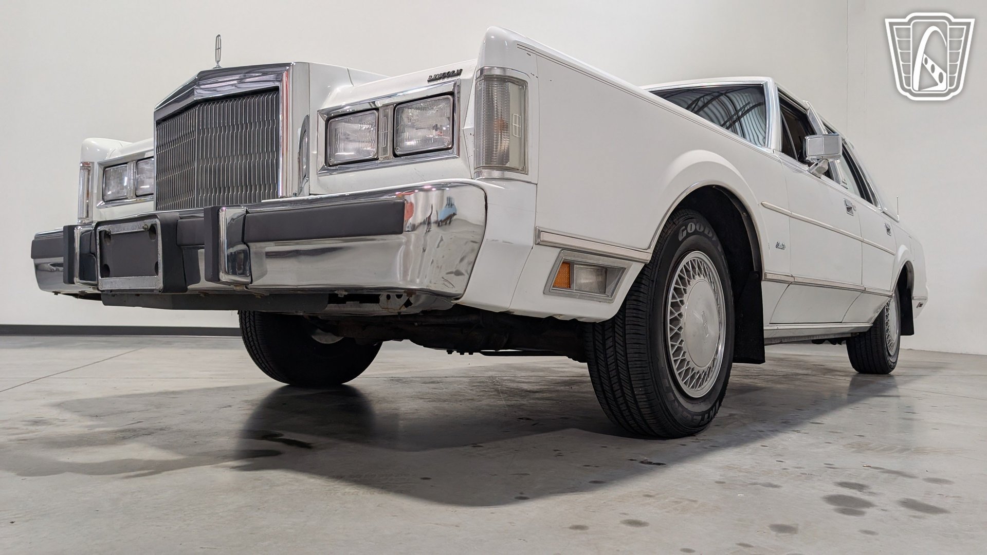 Used 1988 Lincoln Town Car RWD image 4