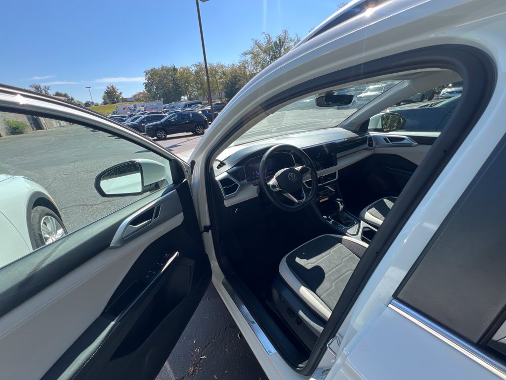 Used 2026 Volkswagen Taos SE FWD image 2