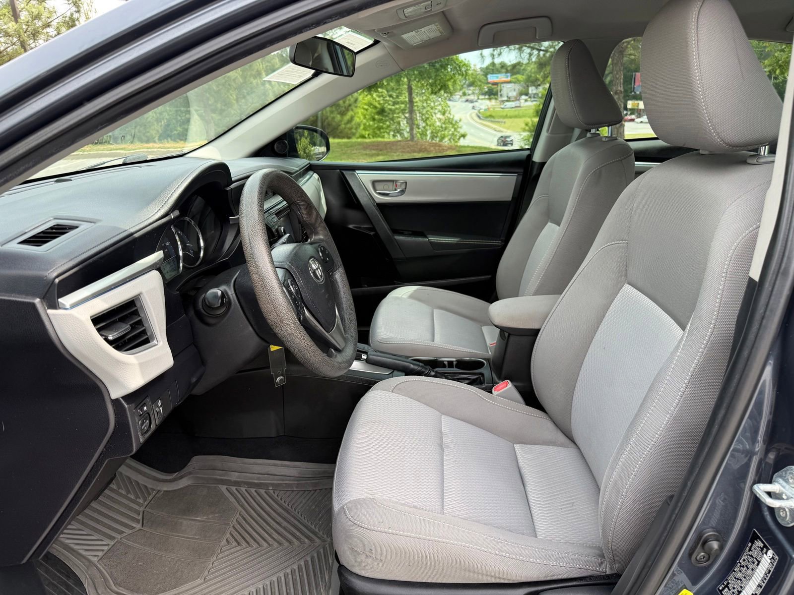 Used 2015 Toyota Corolla LE FWD image 28
