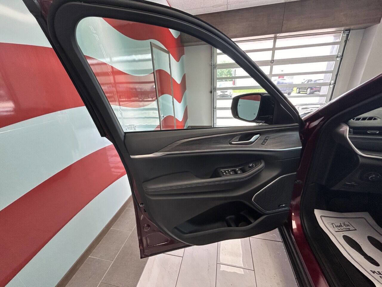 New 2024 Jeep Grand Cherokee Limited w/ Black Appearance Package image 8