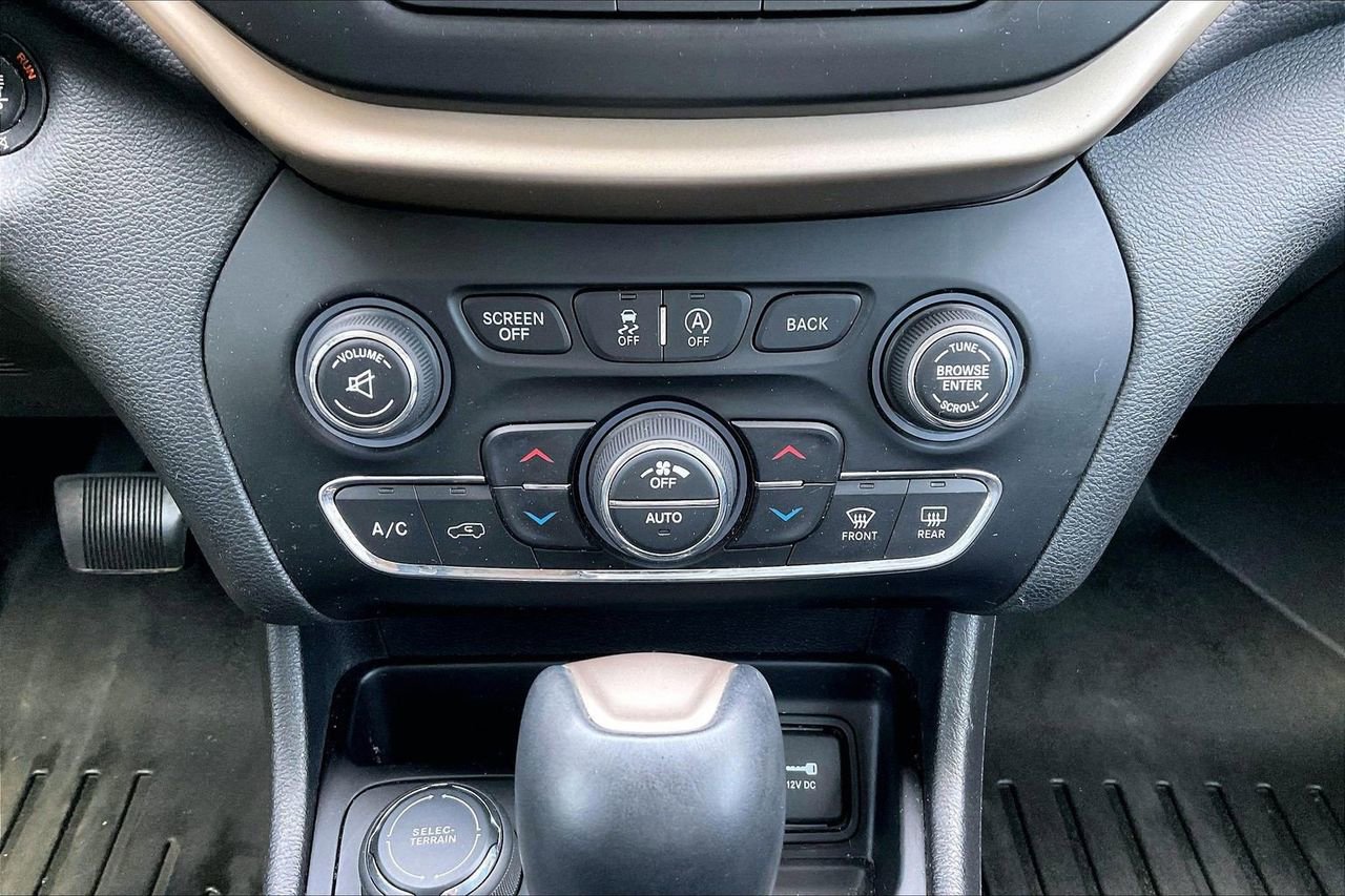 Used 2017 Jeep Cherokee Limited AWD/4WD image 19