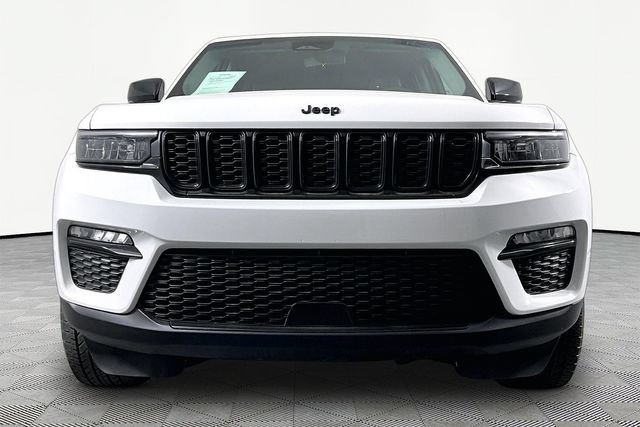 Used 2023 Jeep Grand Cherokee Limited w/ Black Appearance Package AWD/4WD image 2