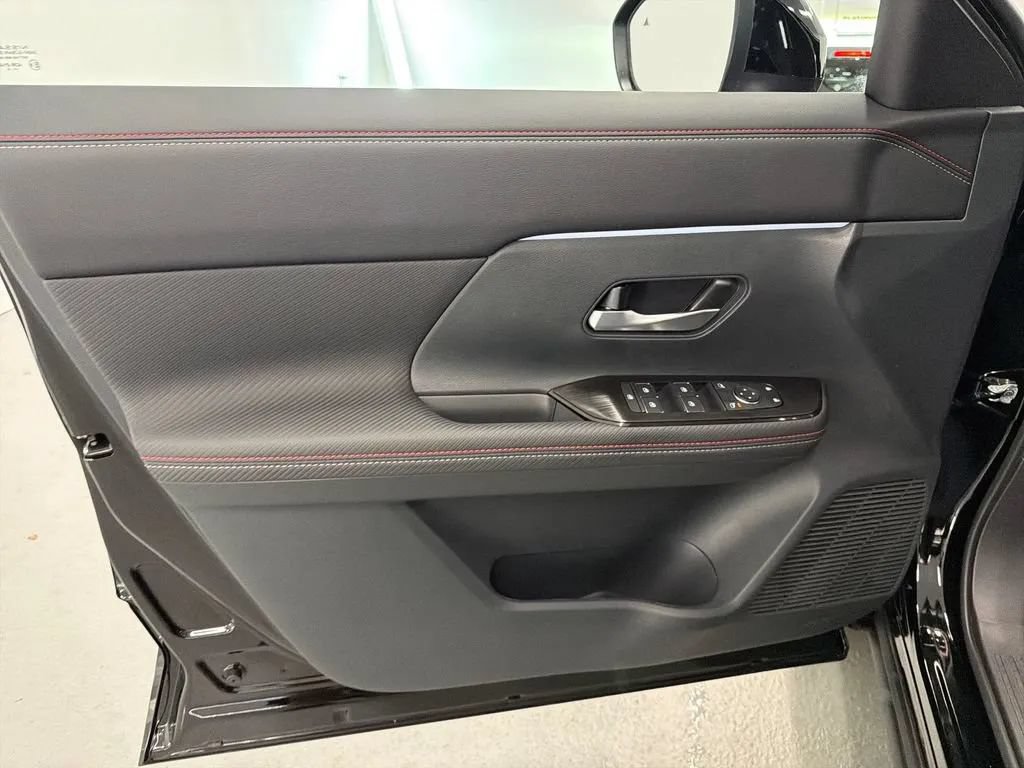 Used 2026 Nissan Kicks SR FWD image 11