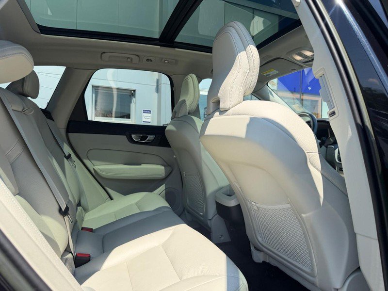 Used 2023 Volvo XC60 B5 Core AWD/4WD image 11