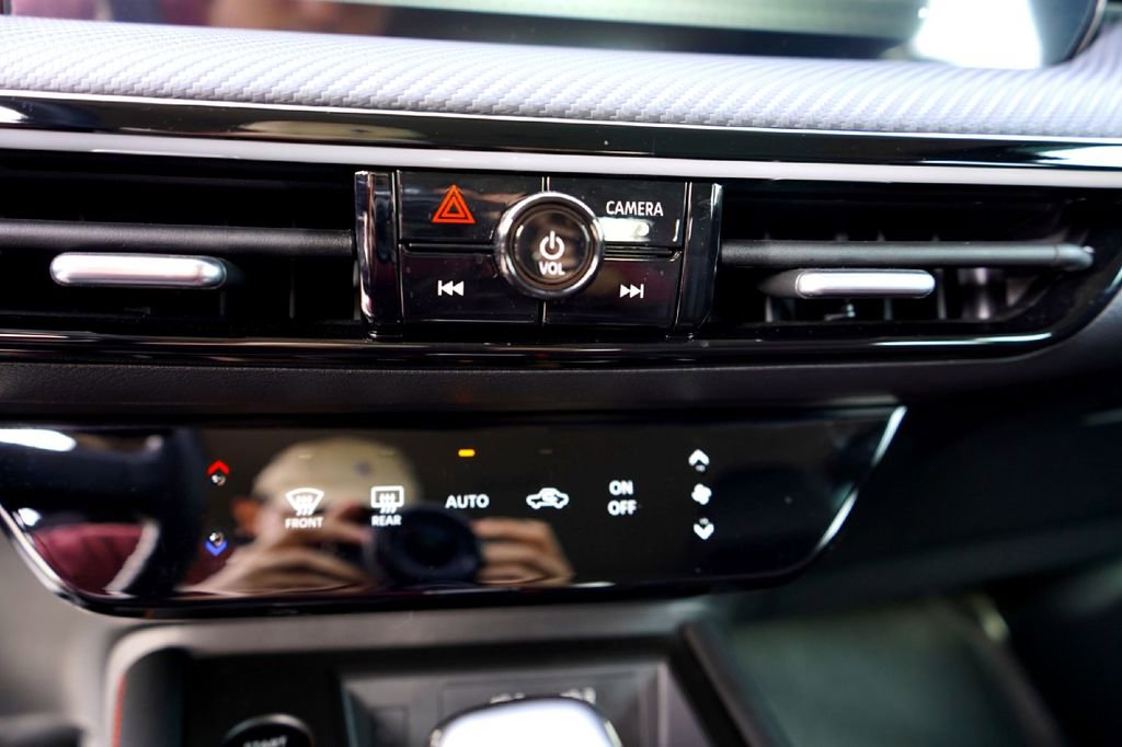 Used 2025 Nissan Kicks SR image 16