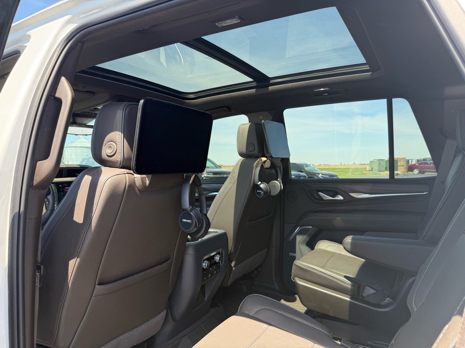 Used 2024 GMC Yukon Denali w/ Advanced Technology Package AWD/4WD image 14