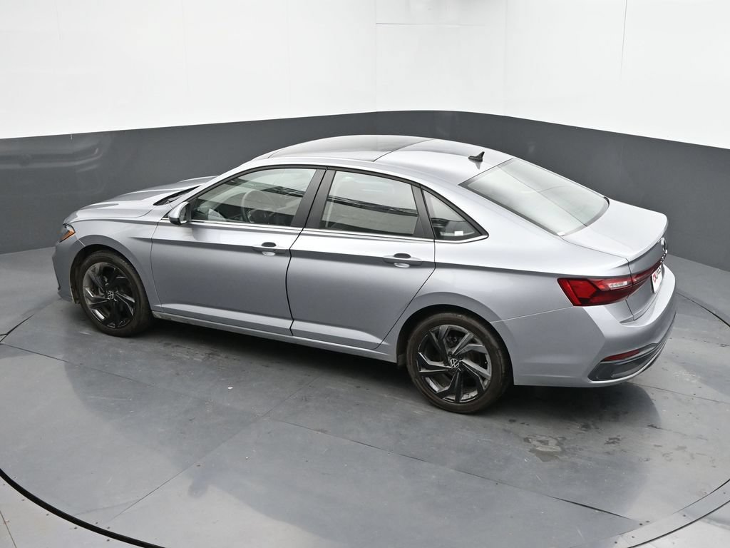 Used 2025 Volkswagen Jetta SE FWD image 19