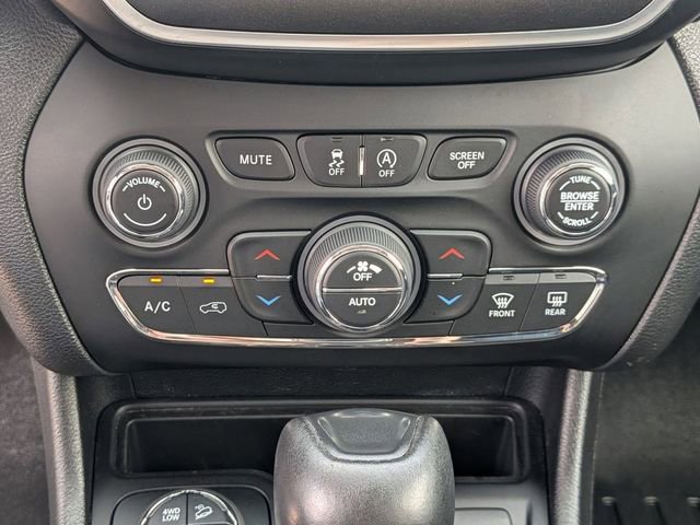 Used 2020 Jeep Cherokee Trailhawk AWD/4WD image 23