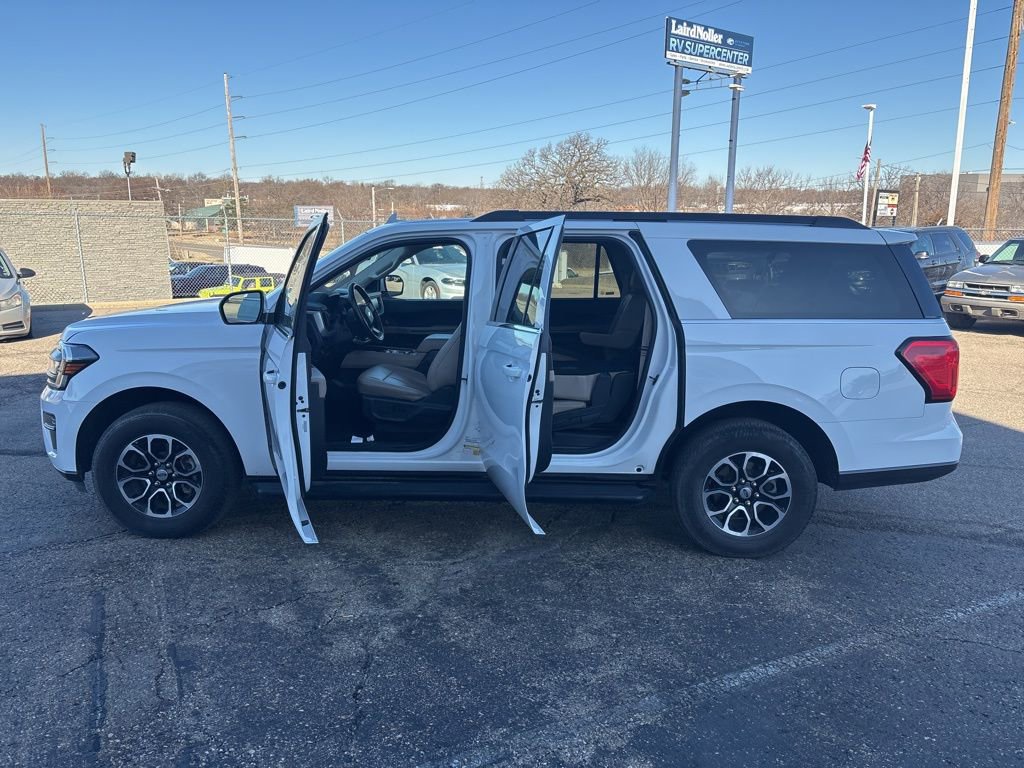 Used 2024 Ford Expedition Max XLT image 4