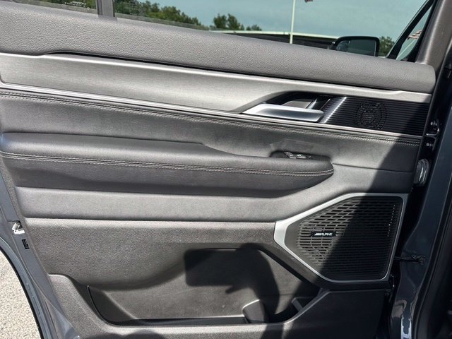 Used 2025 Jeep Wagoneer 4WD w/ Premium Group I image 19