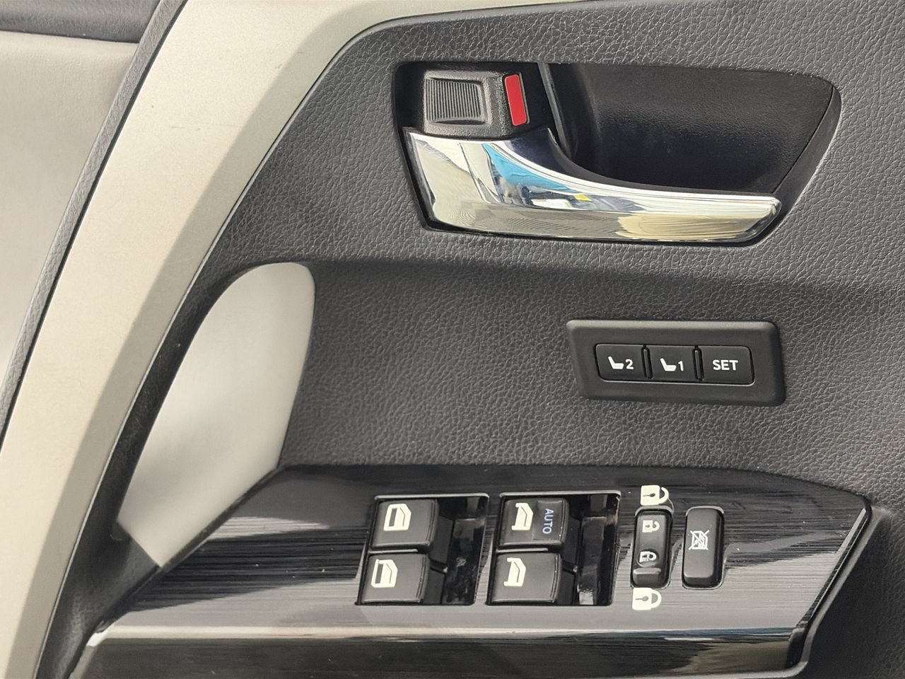 Used 2018 Toyota RAV4 Limited w/ Protection Package FWD image 18