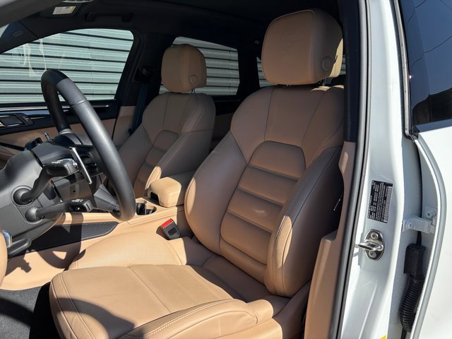 Certified 2025 Porsche Macan image 5
