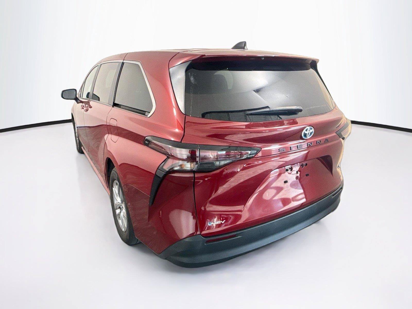 Used 2025 Toyota Sienna LE FWD image 3