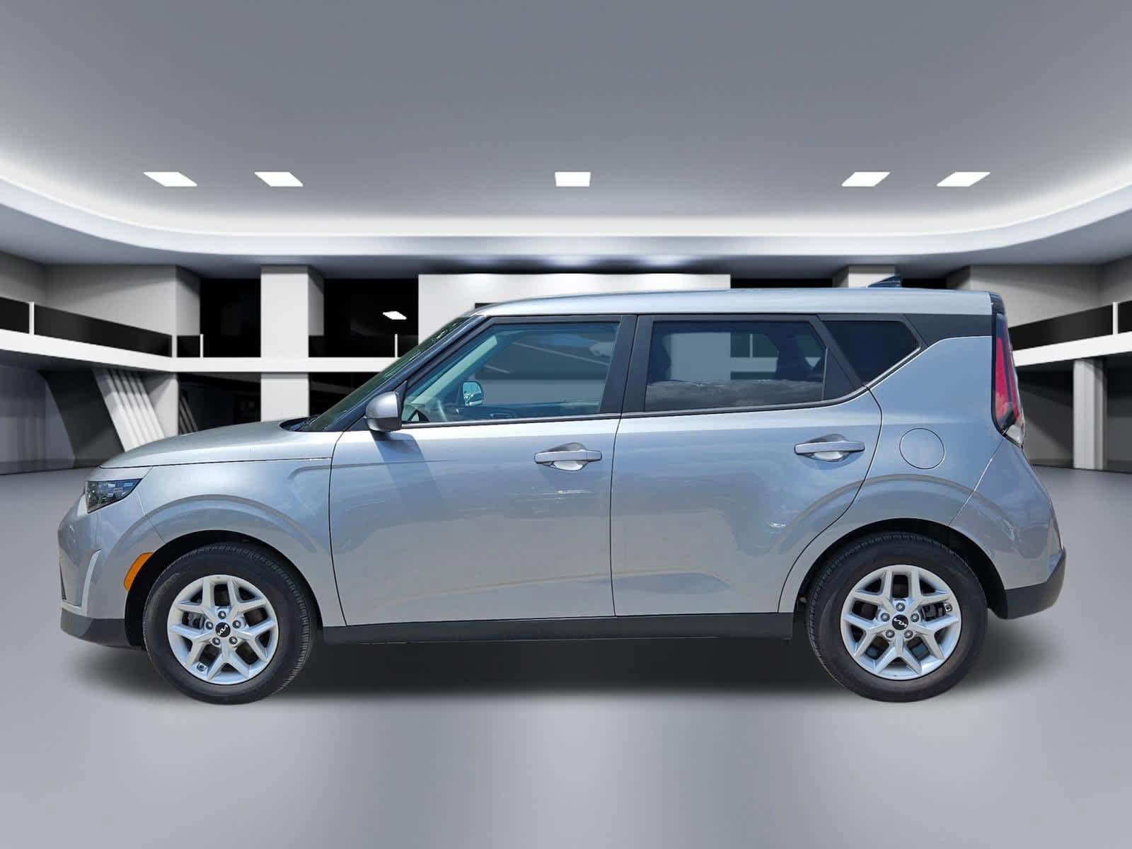 Certified 2025 Kia Soul LX FWD image 2