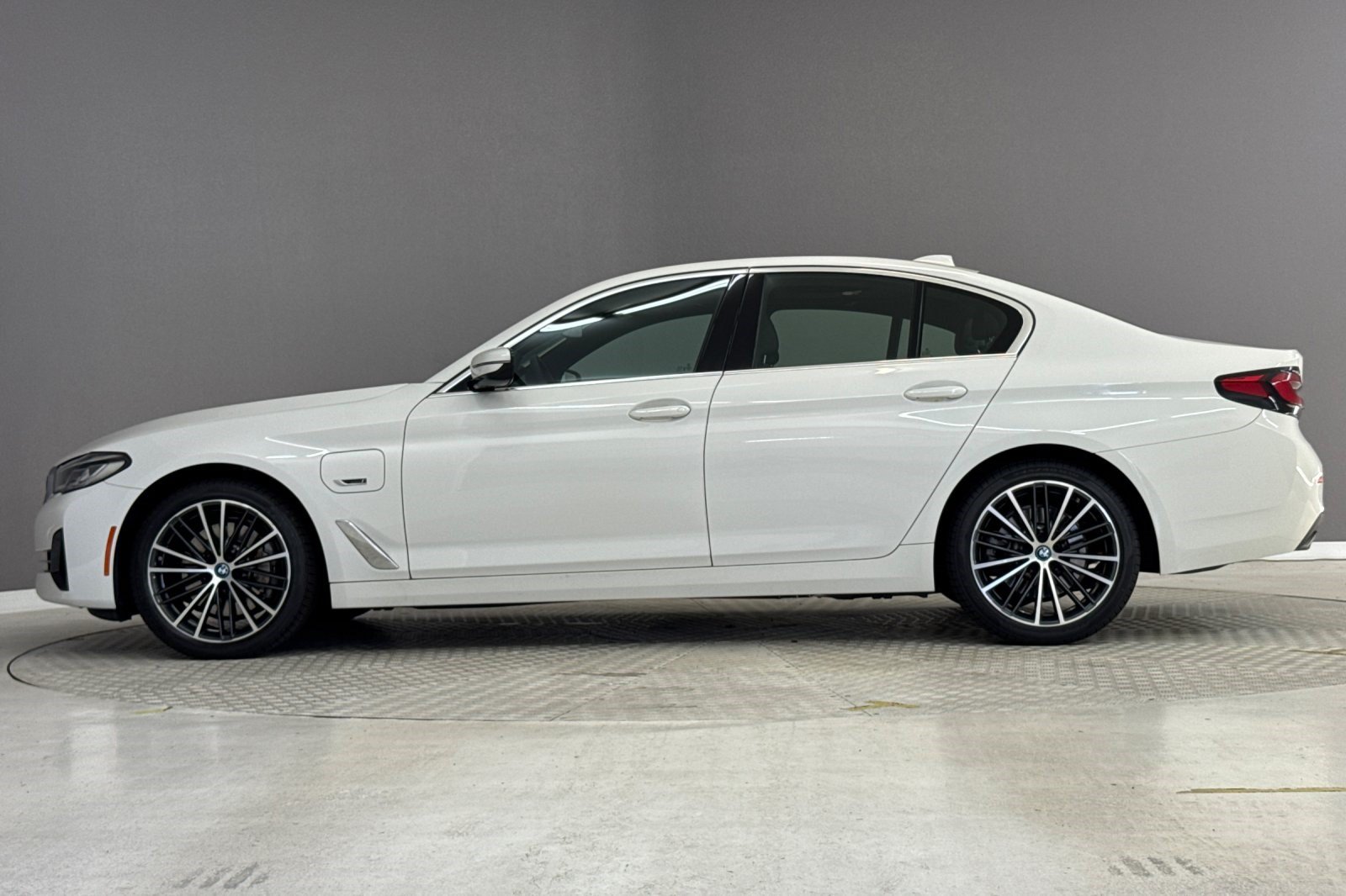 Certified 2023 BMW 530e w/ Convenience Package RWD image 2