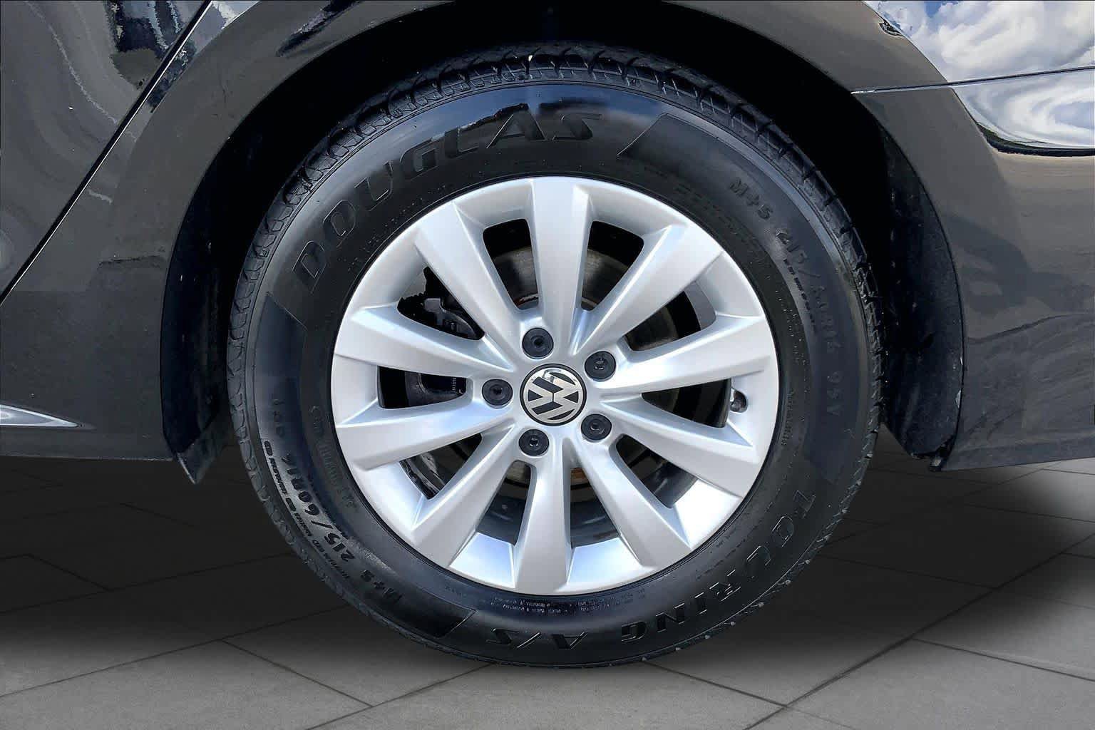 Used 2015 Volkswagen Passat 1.8T S FWD image 11