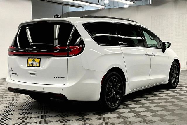 Used 2025 Chrysler Pacifica Limited image 13
