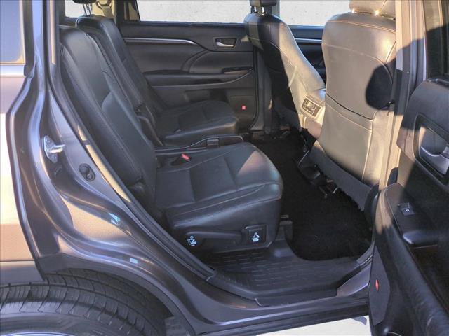 Used 2014 Toyota Highlander Limited w/ Driver Technology Package AWD/4WD image 22
