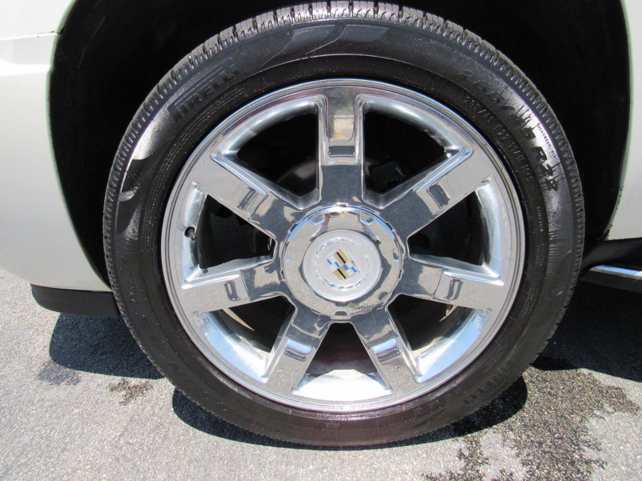 Used 2010 Cadillac Escalade Luxury AWD/4WD image 11