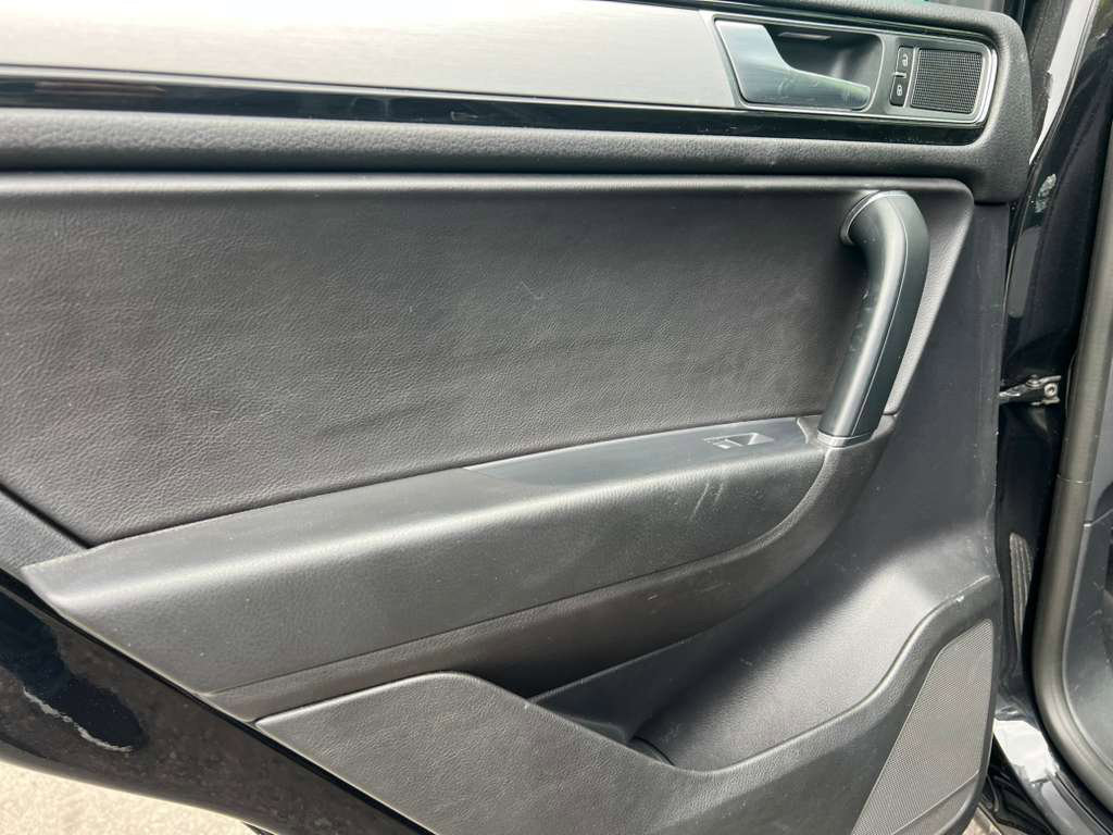 Used 2017 Volkswagen Touareg Wolfsburg Edition image 28