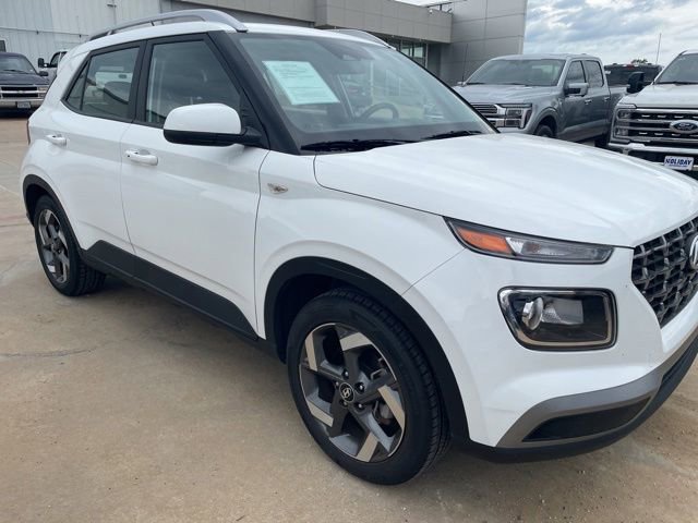Used 2025 Hyundai Venue SEL FWD image 4