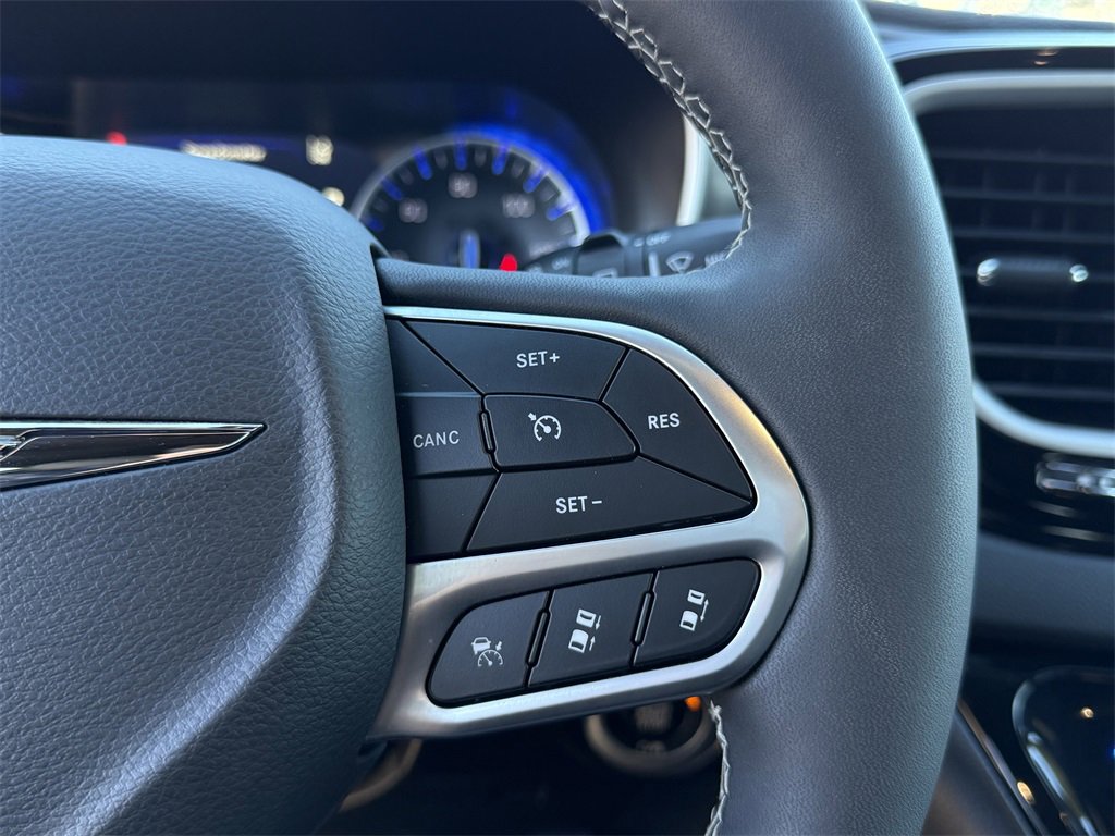 Used 2025 Chrysler Pacifica Select image 23