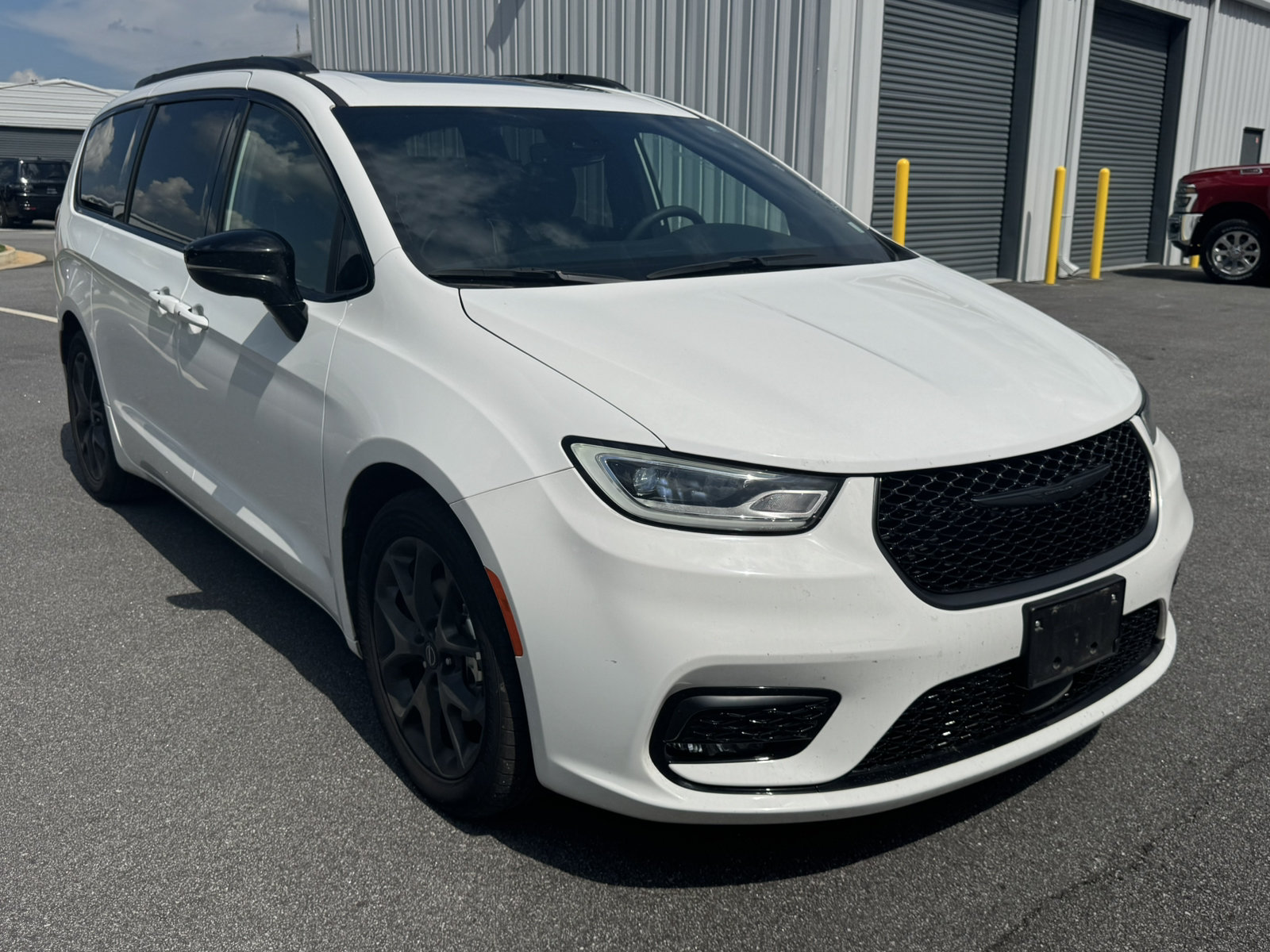 Used 2025 Chrysler Pacifica Limited FWD image 3