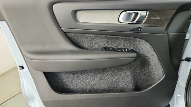 New 2026 Volvo XC40 B5 Plus w/ Climate Package AWD/4WD image 9