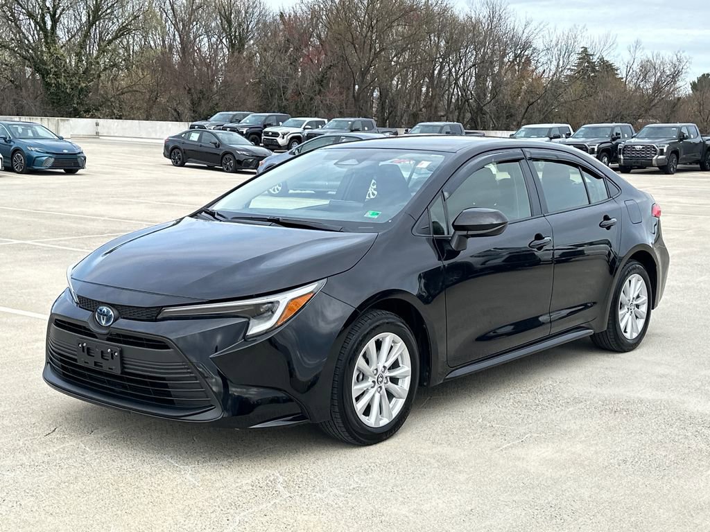 Used 2025 Toyota Corolla LE w/ LE Premium Package image 2