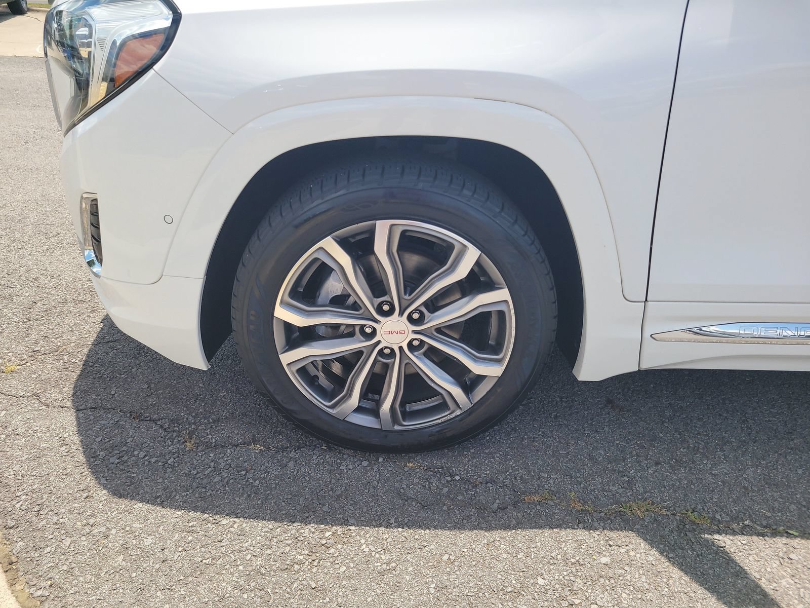 Used 2020 GMC Terrain Denali w/ Denali Premium Package FWD image 9