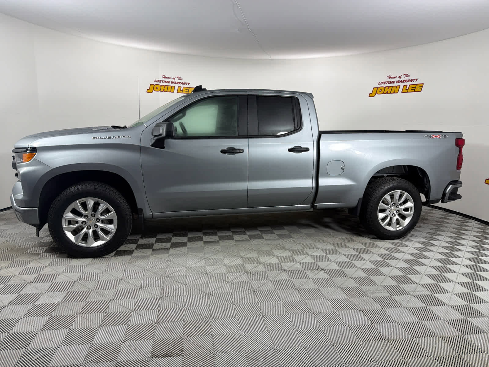 Used 2025 Chevrolet Silverado 1500 Custom image 2