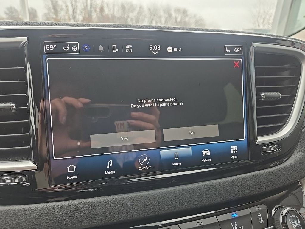 Used 2024 Chrysler Pacifica Touring-L image 46