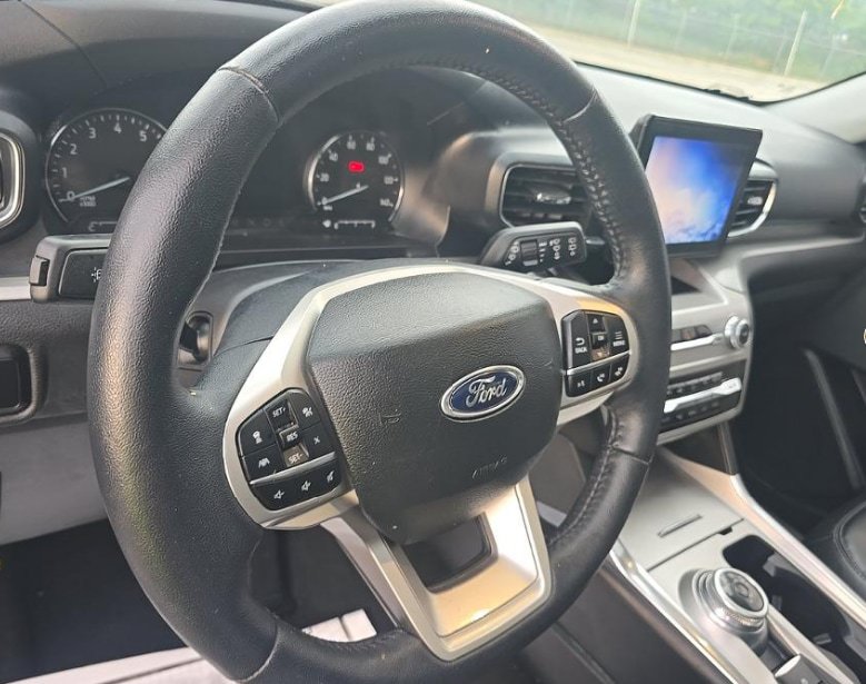 Used 2023 Ford Explorer XLT w/ Equipment Group 202A AWD/4WD image 5