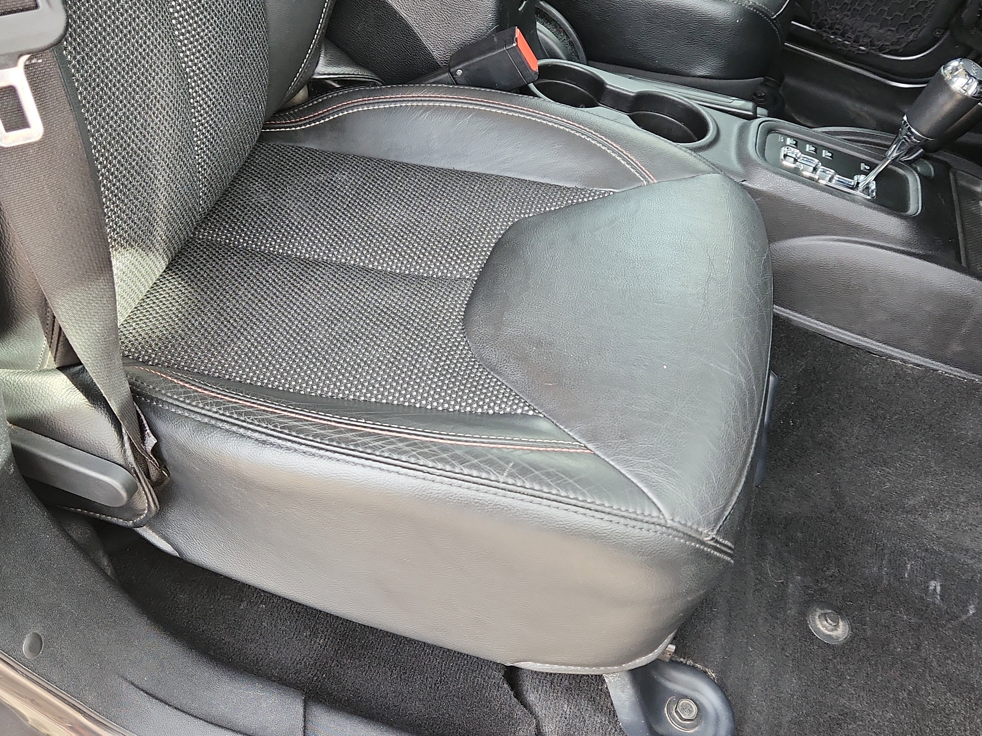 Used 2016 Jeep Wrangler Unlimited Sahara image 13