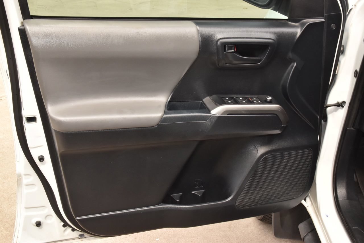 Used 2018 Toyota Tacoma SR5 AWD/4WD image 32