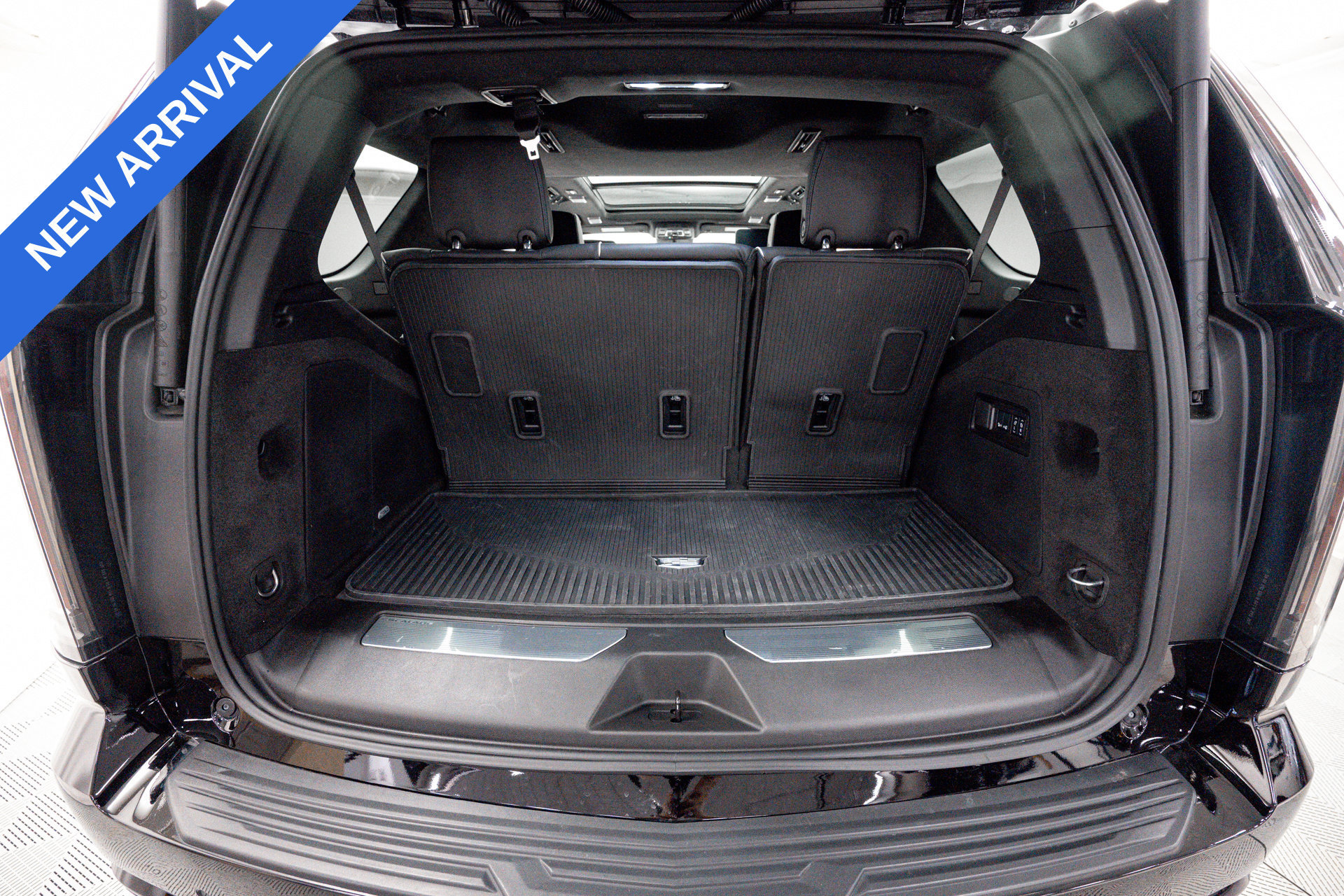 Used 2025 Cadillac Escalade Sport Platinum w/ LPO, Floor Liner Package AWD/4WD image 40