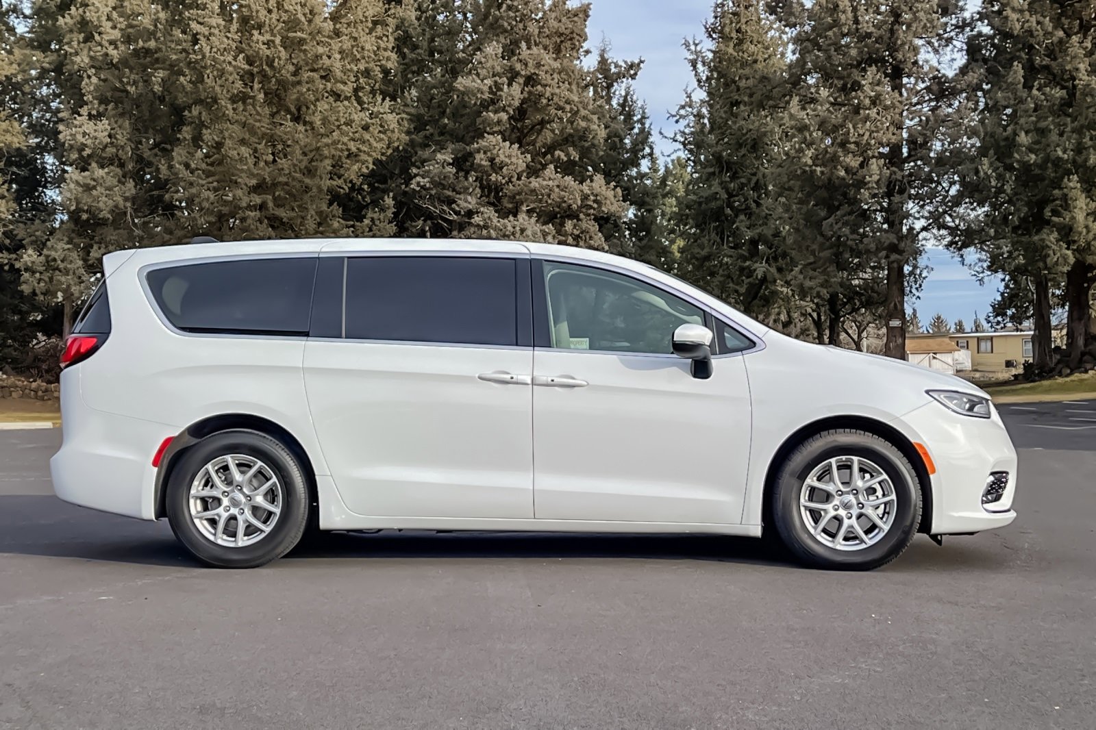 Used 2023 Chrysler Pacifica Touring-L image 3