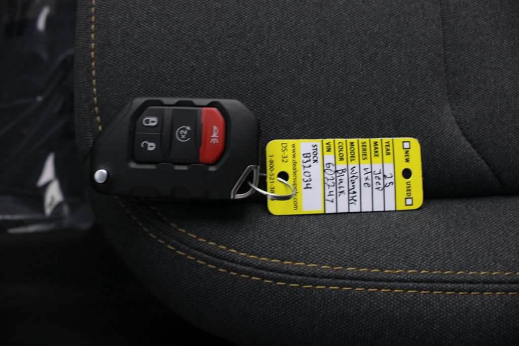 Used 2025 Jeep Wrangler Unlimited Sahara AWD/4WD image 7