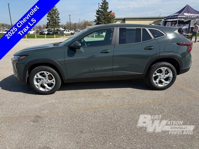 Used 2025 Chevrolet Trax LS w/ LS Convenience Package FWD image 3