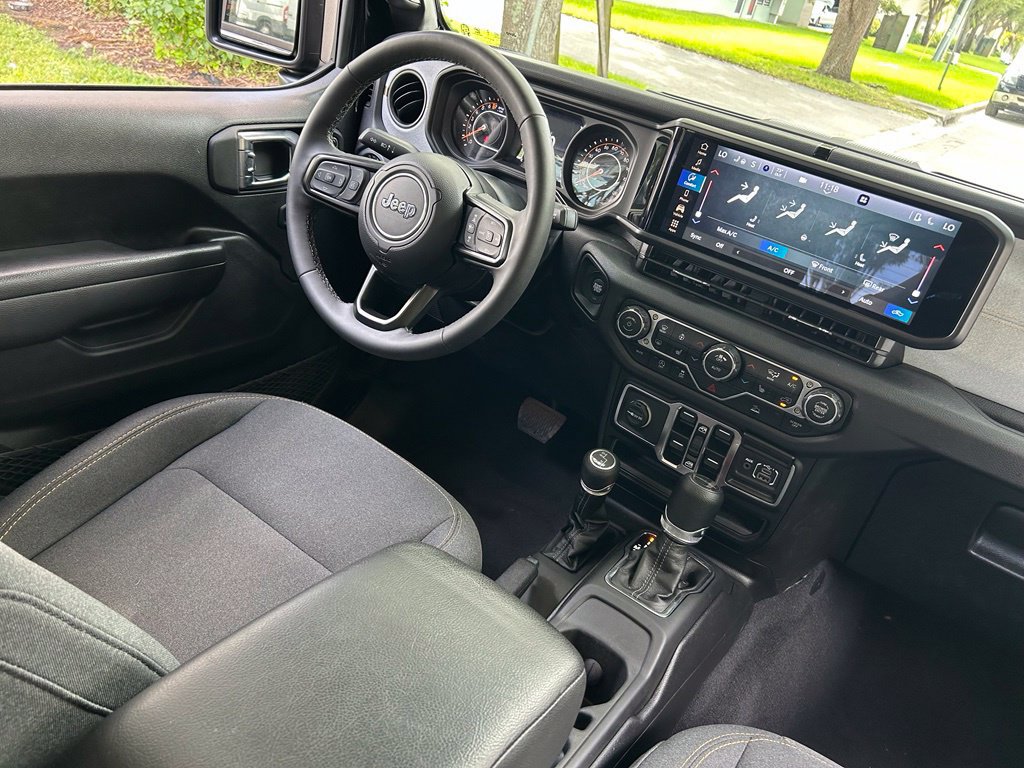 Certified 2025 Jeep Gladiator Sport AWD/4WD image 10