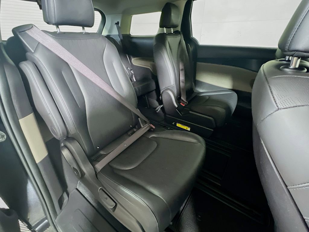 Used 2025 Kia Carnival FWD image 24